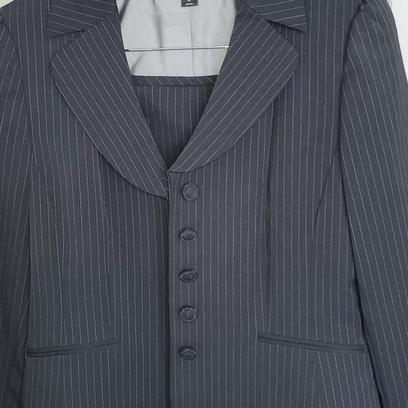 Tahari Levine | Classy suit set with skirt | 5 button front | Pin stripe - Picture 5 of 6